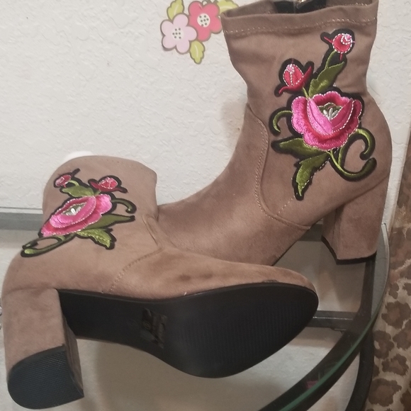 Women's Rose Detailed Ankle Suede Faux Fur Booties - Picture 5 of 8